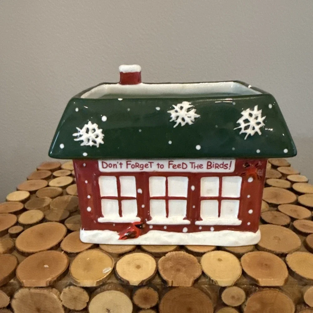 White Barn Candle Co Christmas Candle Birdhouse Cool Spruce 9.5 Oz CHIPPED - Picture 5 of 8